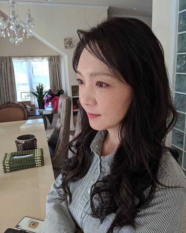 现在手工编织挣钱吗（家庭主妇靠编织手工包成为人生赢家）-网创财富岛